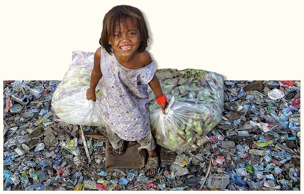 Kind sammelt Müll
